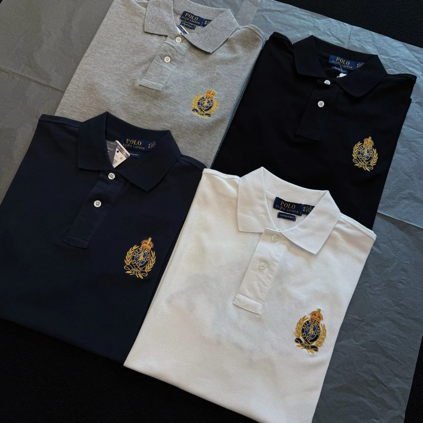 P186 Style No. RL03 (four colors) Ralph Lauren/Ralph Lauren Gold Label Badge Embroidered Malaysia Logo Lapel Polo Shirt T-shirt Short Sleeve Fabric 100% Piqué Cotton, Imported Embroidered Logo on the Chest, Customized Thread Collar, Malaysia Embroidery, The Highest Version, Suitable for Business and Casual Daily Use! 🌘Two-button placket, laser logo pearlescent resin buttons, cuffs and hem using double-thread sewing technology, different currency versions, full set of original three-label accessories!   SIZE #S~XXL Color#Black Navy Gray White